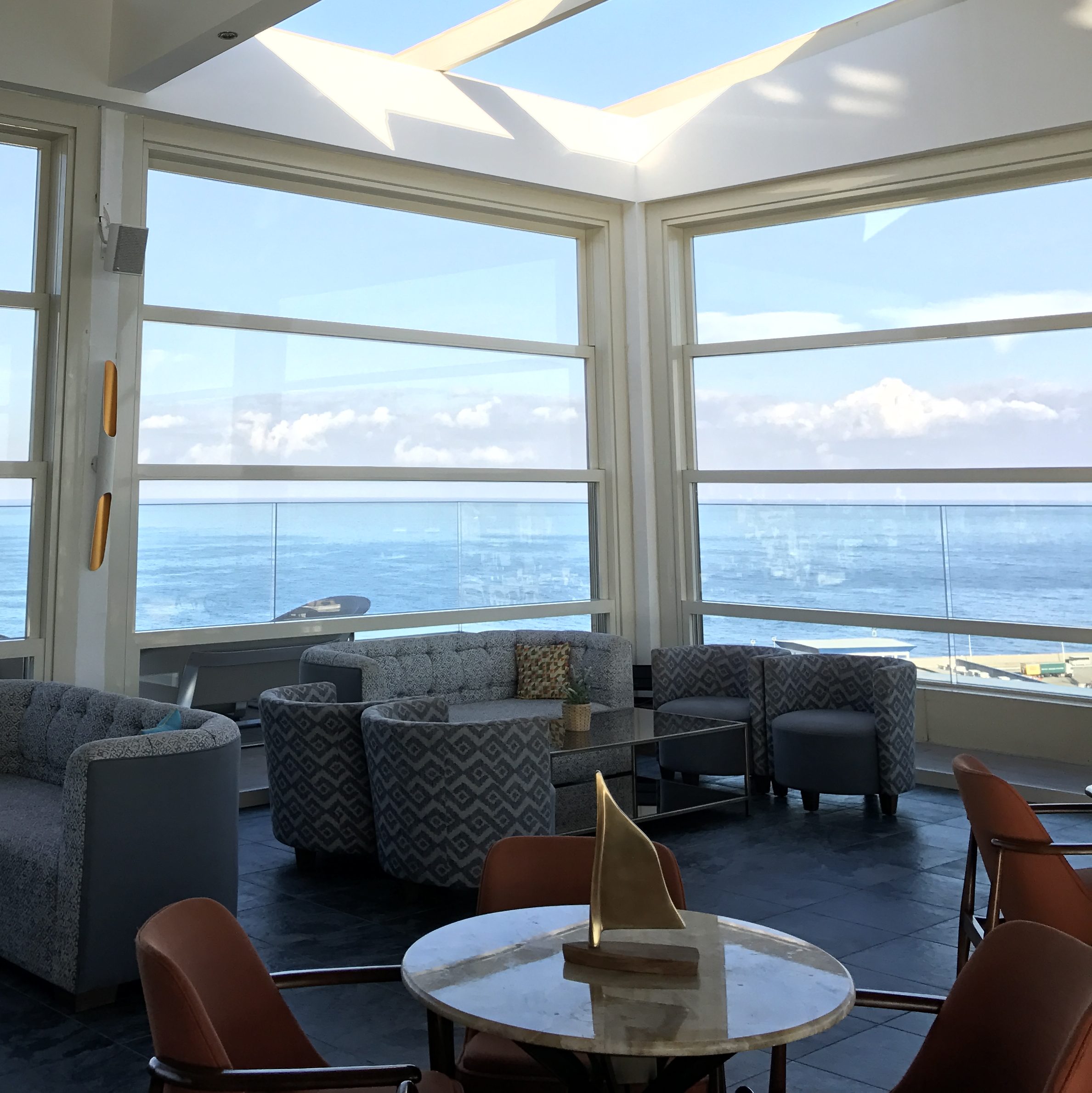 GUILLOTINE WINDOW AND/OR DOOR